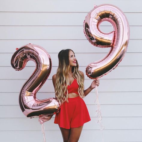 Birthday Number Balloons Photoshoot, Birthday Balloons Pictures, Birthday Party Photography, Balloon Pictures, 21st Birthday Photoshoot, Cute Birthday Pictures, 29th Birthday, Birthday Photography, Trik Fotografi