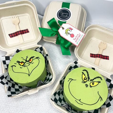 Grinch Cale, Christmas Cakes Grinch, Grinch Cake Designs, Grinch Cake Decorations, Christmas Cake Grinch, The Grinch Cupcakes, Cake Competition Ideas, Small Christmas Cakes Ideas, Christmas Lunch Box Cake