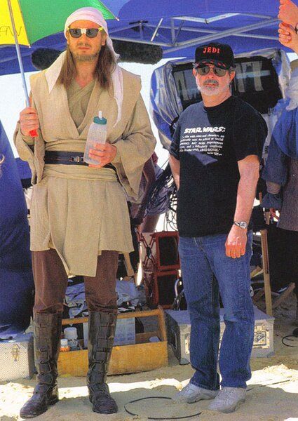 Liam Neeson and George Lucas in a behind the scene pic from Star Wars The Phantom Menace Starwars Funny, Jedi Outfit, Rainbow Umbrella, Star Wars Meme, George Peppard, Qui Gon, Photos Rares, Blake Edwards, Funny Star Wars Memes