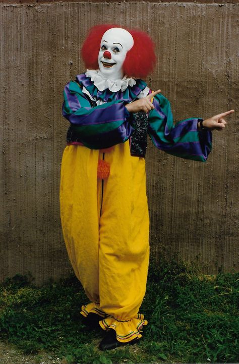 Tim Curry Pennywise, Pennywise 1990, It Miniseries, Characters In Real Life, Horror Make-up, Tim Curry, Pennywise The Clown, Behind The Scenes Photos, Pennywise The Dancing Clown