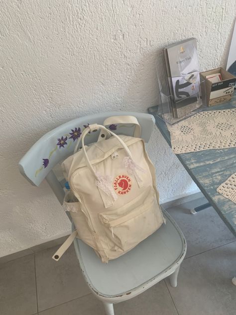 Fjallraven Kanken White, Kanken Aesthetic, Aesthetic Backpack, 2000s Aesthetic, Phone Wallpaper Patterns, Hello Kitty Items, Bags Aesthetic, Cute Backpacks, Pretty Bags