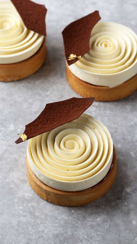 Matt Adlard, Hazelnut Tart, Kue Macaroon, Fancy Desserts Recipes, Patisserie Fine, Small Cakes, Gourmet Desserts, Fancy Desserts, Sweet Pastries