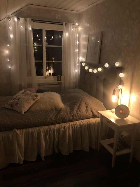 Cozy Room Vibes, Dark Wood Floors Bedroom, Teenager Bedroom Design, Classy Bedroom, Cosy Room, Pinterest Room Decor, Bedroom Decor Design, Redecorate Bedroom, Cozy Room Decor