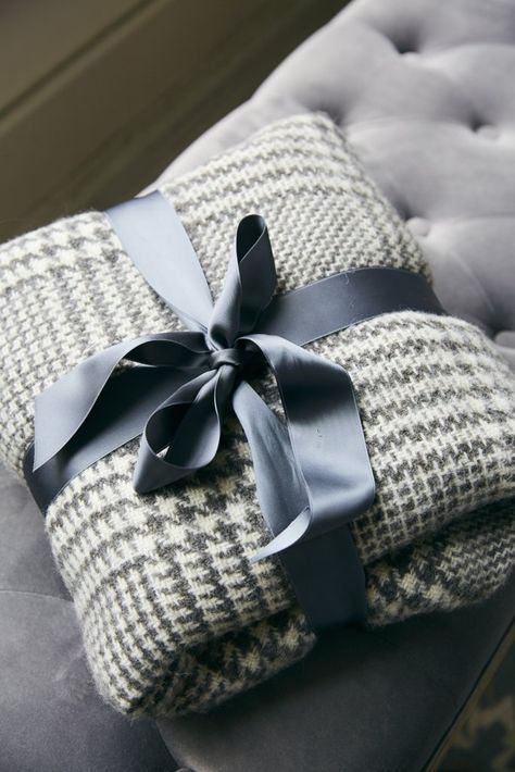 Blanket Packing Ideas For Gift, Blanket Gifting Ideas, Gift Wrapping Blankets, Gift Wrapping A Blanket, Wrap A Blanket As A Gift, Blanket Gift Wrapping Ideas, How To Fold A Blanket For A Gift, Wrapping A Blanket As A Gift, Wrapping Blankets As Gifts