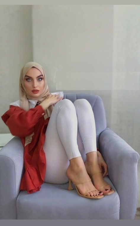 00s Fashion, Beautiful High Heels, Muslim Women Hijab, Muslim Dress, Hijabi Fashion, Curvy Girl Outfits, Beautiful Hijab, Cute Selfie Ideas, Muslim Women