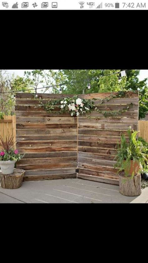 Pallet Picture Backdrop, Pallet Photo Backdrop, Wood Backdrop Wedding, Backdrop Design Ideas, Grad Backdrop, Senior Table, Pallet Backdrop, Pallet Pictures, Stage Ideas