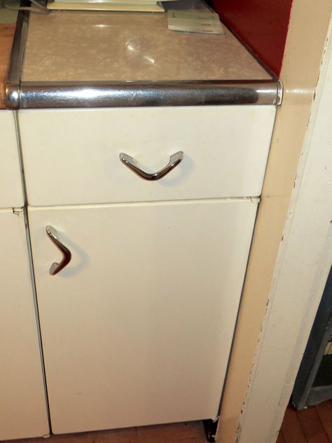 Metal Kitchen Cabinets Makeover, Vintage Metal Kitchen Cabinets, Refurbished Kitchen Cabinets, Painting Metal Cabinets, Youngstown Kitchen, Cabinet Restoration, Vintage Metal Cabinet, Metal Kitchen Cabinets, 50s Kitchen