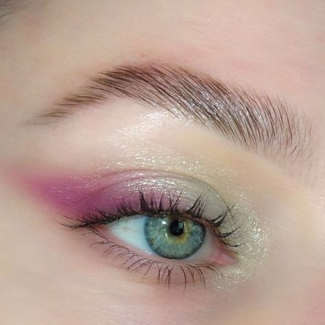 Pink And Green Fairy Makeup Looks, Melanie Martinez Concert Makeup Looks, Melanie Martinez Eye Makeup, Melanie Martinez Aesthetic Makeup, Melanie Makeup Looks, Melanie Martinez Trilogy Tour Makeup Ideas, Pastel Fairy Makeup, Green Pink Eyeshadow, Melanie Martinez Concert Makeup Ideas