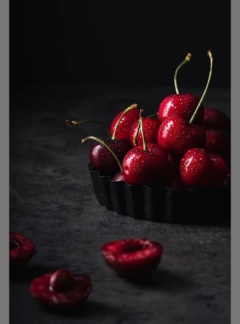 Food Photography: Moody One Light Setup Tutorial Food Photography Fruit, Pizza Fruit, Moody Lighting, Food Photography Lighting, Food Photography Composition, Moody Food Photography, Food Photography Tutorial, Dark Food Photography, Beautiful Food Photography