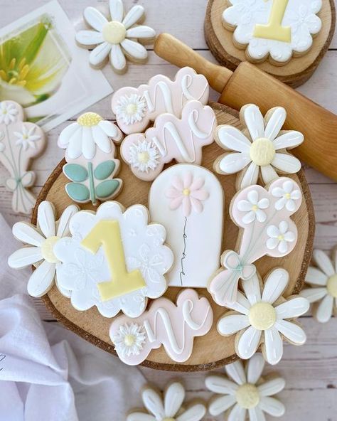 Daisy First Birthday Theme Cookies, Daisy 1st Birthday Cookies, 1st Birthday Flowers, Daisy Theme Cookies, A Good Daisy To Be One, Daisy Birthday Cookies Decorated, Daisy Bday Theme, First Bday Cookies, Isn’t She Onederful Birthday Daisy