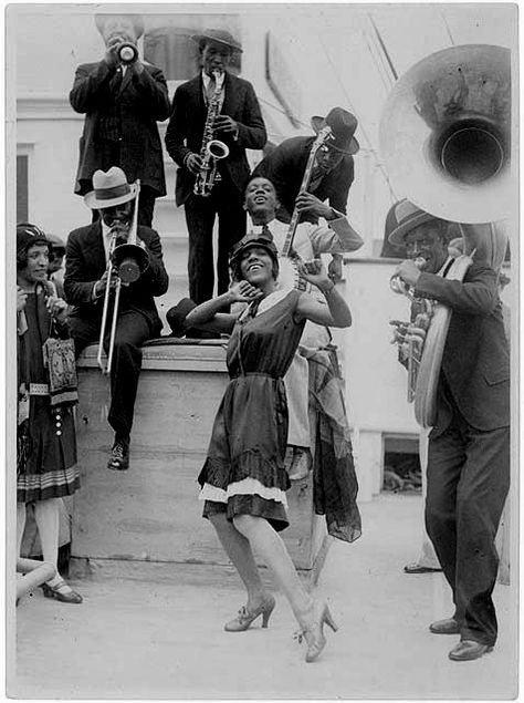 Sonny Clay and the Colored Idea (best name ever) with Ivie Anderson Louis Armstrong, Jazz Band, Jazz Age, Jazz Blues, Roaring Twenties, Jazz Music, African American History, Vintage Photographs, Vintage Photography