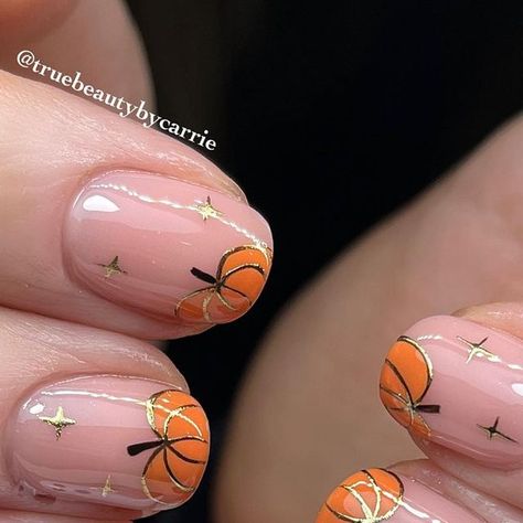 Pumpkin Biab Nails, Biab Nail Art Halloween, Pumpkin Chrome Nails, Pumpkins On Nails, Nails Inspiration Pumpkin, Short Pumpkin Nails, Pumpkin Design Nails, Chrome Pumpkin Nails, Pumpkin Nail Art Fall Simple