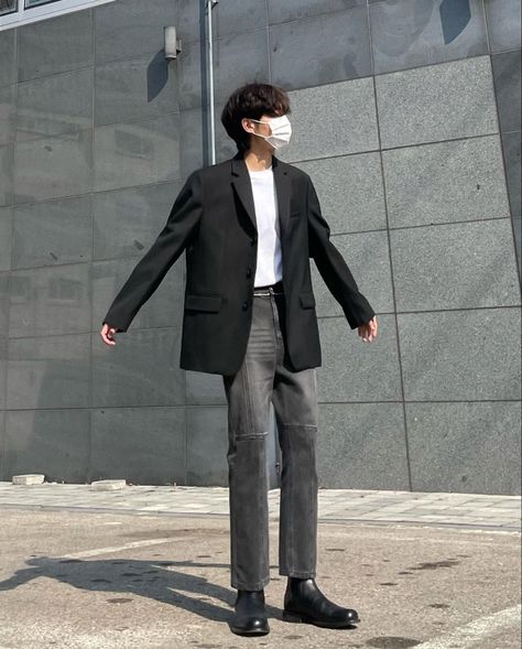 Korean Boots Outfit Men, Leather Shoes Outfit, Chelsea Boot Outfit, Formal Casual Outfits, Men's Street Style Photography, Korean Men Fashion, Chelsea Boots Men Outfit, Chelsea Boots Outfit, Boots Men Outfit