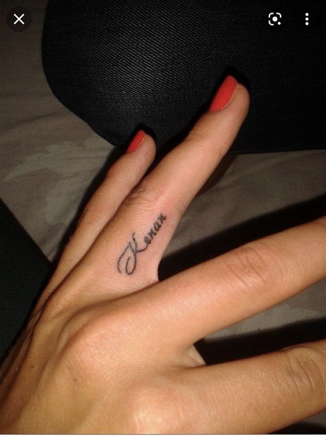 Name Tattoos For Women Finger, Tattoo Designs For Husband Name, Name Tattoo In Finger, Husband Name Tattoos For Women Finger, Tattoo On Ring Finger Name, Tattoo Ideas Husband Name, Husband Name Tattoo On Ring Finger, Name Tattoo On Finger For Women, Where To Get Boyfriend Name Tattoo