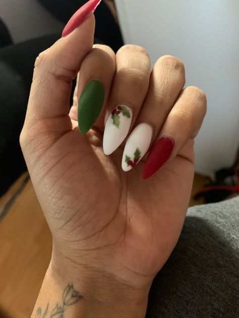 White Nails With Holly Berries, Green Holly Nails, Christmas Nails Holly Berries, Mistletoe Nail Art, Christmas Nails Mistletoe, Holly Berry Nails, Nails Mistletoe, Mistletoe Nails, Red And Green Nails