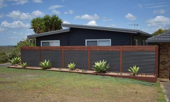 Fence Ideas Corrugated Metal, Privacy Metal Fence Ideas, Vynil Fencing Ideas, Metal Privacy Fence Ideas, Front Fence Ideas Australia, Metal Roofing Fence, Metal Fence Ideas, Decorative Privacy Fence, Fence Decorating Ideas