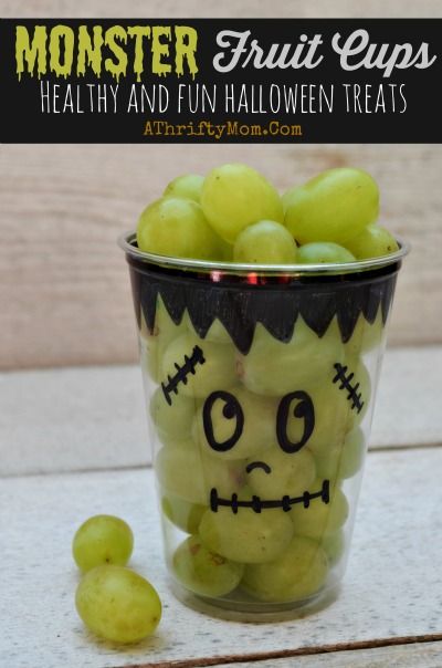 Healthy Halloween treat ideas, Monster Fruit Cups, school party ideas, Healthy but Fun Halloween recipe ideas for parties Easy Healthy Halloween Treats, Monster Fruit, Snack Halloween, Pelottava Halloween, Monster Treats, Halloween Class Party, Fun Halloween Treats, Healthy Halloween Treats, Healthy Halloween Snacks