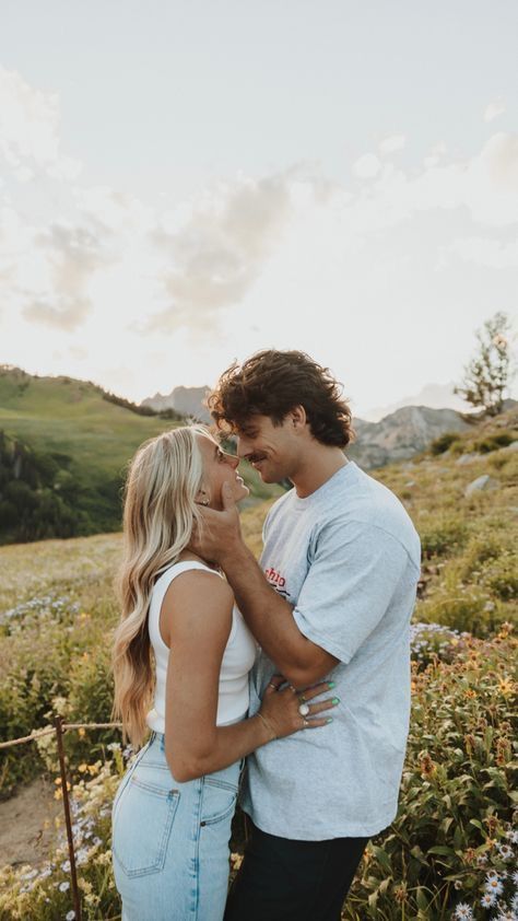 Flower Couple Pictures, Cute Anniversary Picture Ideas, Proposal Picture Poses, Cute Couple Poses In A Field, Spring Engagement Photo Ideas, Couples In Fields Picture Ideas, Engagement Summer Photos, One Year Anniversary Pictures, Engagement Picture Hairstyles Curls