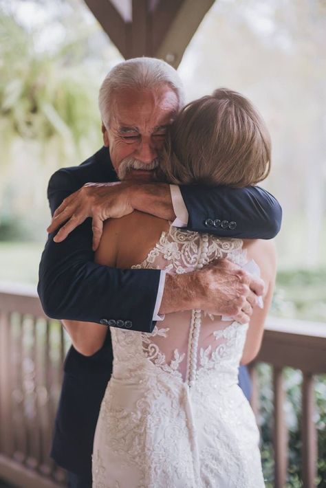 Father Daughter Wedding, First Look Wedding Photos, Wedding Photo List, First Look Wedding, Family Wedding Photos, Wedding Portrait Poses, Bride Pictures, Wedding Picture Poses, Wedding Photography Styles