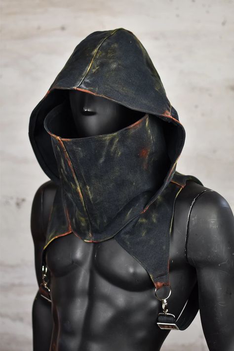 Cloak Hood Reference Drawing, Hooded Figure Character Design, Cyberpunk Harness, Dystopian Mask, Post Apocalyptic Character Ideas, Biopunk Fashion, Avant Apocalypse Fashion, Dystopian Fashion Women, Post Apocalyptic Outfit Male