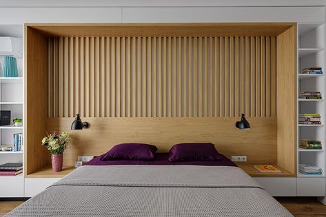 The design of this custom wall in a modern bedroom, combines wood and white details, and integrates the bed frame, a headboard, side tables, and bookshelves. #BedroomDesign #ModernBedroom #Headboard #Bookshelves Bedroom Niche, Mattress Room, Headboard With Shelves, Built In Bed, Headboard With Lights, Stylish Apartment, Slatted Headboard, Headboard Wall, Side Tables Bedroom