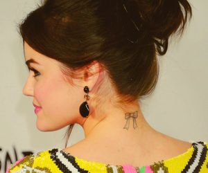 Lucy Hale, Tattoo In Neck, Lucy Hale Hairstyles, Neck Piercing, Lucy Hale Hair, Small Neck Tattoos, Tattoo Neck, Bow Tattoo, Piercing Tattoo