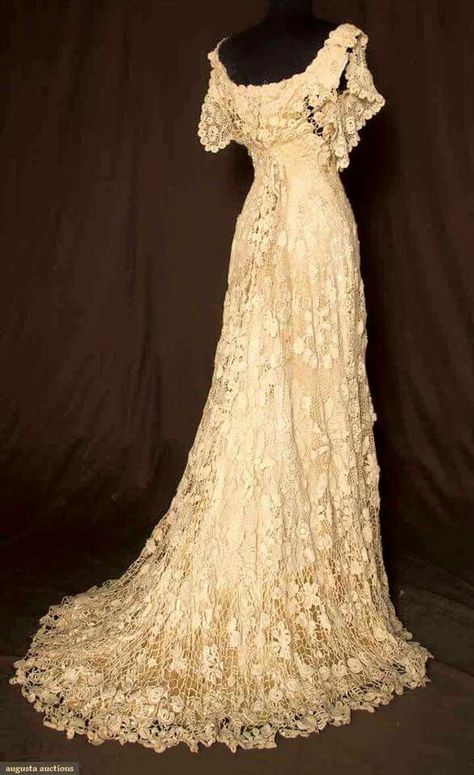 Irish crochet wedding gown with train, 1890 Crochet Gown, Detail Couture, Vintage Lace Weddings, Crochet Wedding, Antique Dress, Retro Mode, Vintage Gowns, Vestidos Vintage, Edwardian Fashion