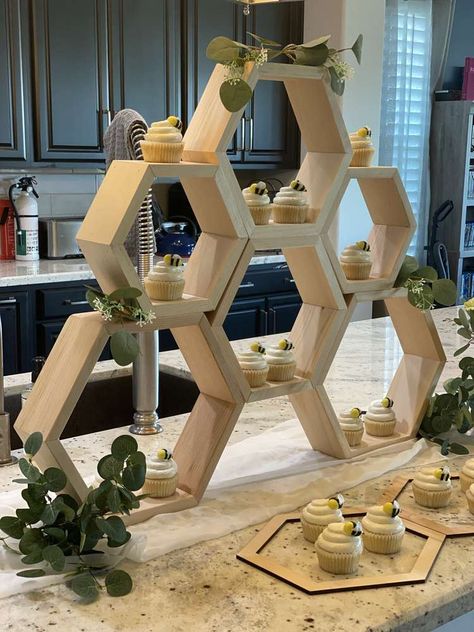 Bee Party Theme Decor, Honey Comb Theme Party, Bee Candy Table, Boho Bee Theme, Honey Centerpiece Ideas, Bee Hive Party Decor, Honey Bee Shower Ideas, Bee Party Snacks, Diy Honey Comb Decoration