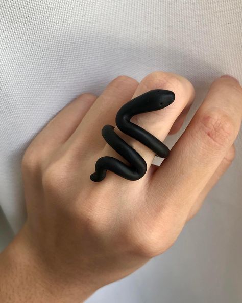 Handmade black polymer clay snake ring Polymer Clay Snake Ring, Fimo, Clay Rings Grunge, Cool Clay Rings, Snake Clay Ring, Black Clay Rings, Black Polymer Clay Ideas, Snake Ring Diy, Snake Clay Art