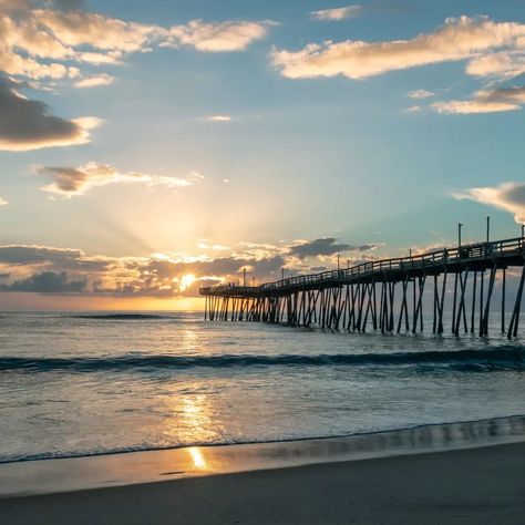 #destinationoftheday 💥 👇 Outer Banks, North Carolina: Known for its barrier islands, wild horses, and historical sites like the Wright Brothers National Memorial. #traveldestination Wild Horses, The Outer Banks North Carolina, Outher Bank, The Wright Brothers, Outer Banks North Carolina, Wright Brothers, Senior Trip, Book Description, Coastal Life