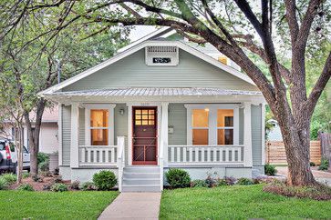 Love the Benjamin Moore Saybrook Sage exterior paint color on this cute cottage. Historic Bungalow Exterior, Gable Facade, Exterior Cabin Colors, Cozy Cottage Exterior, Saybrook Sage, Cottage Traditional, Roof Pitch, Gray House, Small Cottage Homes