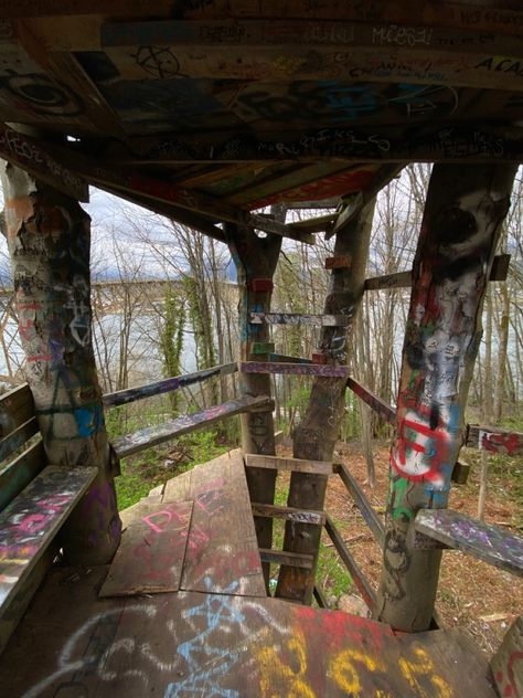 Treehouse Inside A Tree House, Tree House Aesthetic Inside, Cozy Treehouse Interior, Abandoned Treehouse, Aesthetic Treehouse, Treehouse Inside, Treehouse Aesthetic, Theo Core, Art Apocalypse