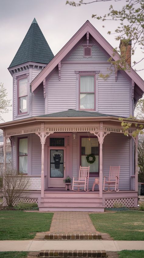 A Beautiful 𝐕𝐢𝐜𝐭𝐨𝐫𝐢𝐚𝐧 𝐇𝐨𝐮𝐬𝐞💕💕💕 Back Of Victorian House, House Designs Exterior Victorian, Old Victorian Homes Exterior, Small Victorian Home Exterior, Pastel Victorian House, Victorian Cottage Exterior, Victorian Homes Pink, Southern Victorian Homes, Ceramics House