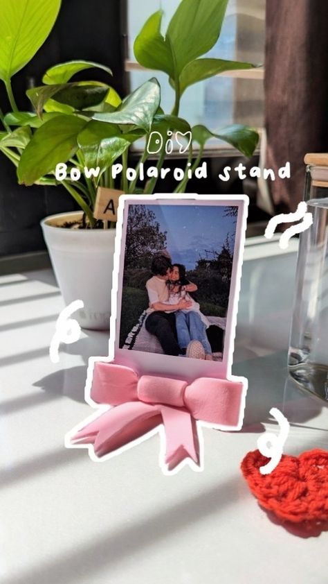 Zeni Art ‧₊˚DIY with me ✂️༘⋆ | 🎀Easy clay photo holder ✨ @zeni.art_ follow me for more DIYs 🌷 Takes less than 5 mins and is so worth it 🥰 This is always on my table. I … | Instagram Fimo, Poloroid Pictures Holder Clay, Poloroid Holder Air Dry Clay, Polaroid Frame Gift, Clay Art Decoration, Clay Mini Calendar, Clay Ideas For Room Decor, Girly Clay Ideas, Clay Arts And Crafts