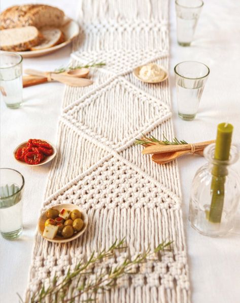 Macrame table runner in natural string Free Crochet Table Runner Patterns, Table Runner Macrame, Runner Macrame, Table Runner Patterns, Macrame Wedding Decor, Macrame Runner, Christmas Tv, Macrame Table, Table Runner Diy