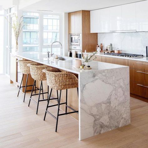 Love the light coloured wicker bar stools in this modern kitchen. They work well with the timber cabinets. Design Interior Modern, درج السلم, Model Dapur, Desain Pantry, Kabinet Dapur, Coastal Kitchen, Interior Modern, Kitchen Room Design, Kitchen Inspiration Design