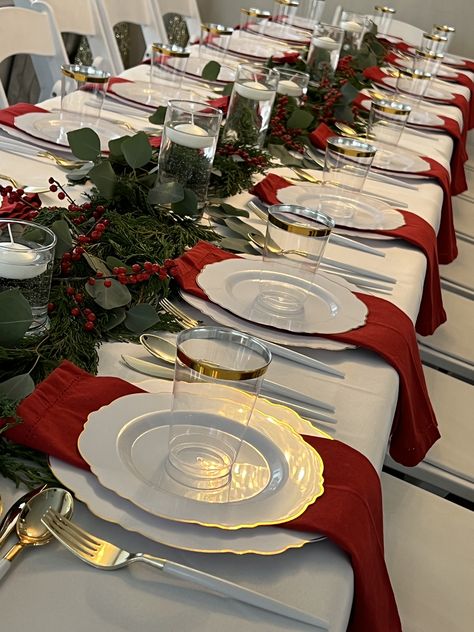 Long Christmas Dinner Table, Christmas Eve Decor Ideas, Friendsmas Table Decorations, Christmas Event Table Decor, Work Christmas Party Table Decor, Work Holiday Party Table Decor, Christmas Dinner Table Aesthetic, Family Christmas Party Decorations, Christmas Dinner Tablescape