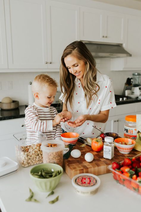 As you guys know, I've been making a lot of health changes in the last year. But the hardest part has been getting my family on board. I'm sure you mamas can relate -- my kids are like most...chicken nuggets and fruit snacks FOR LYFE. But these fourteen snacks are ones that my entire family loves and will eat without complaint! Mom And Daughter Cooking Aesthetic, Family Meal Photography, Healthy Family Lifestyle, Easy Healthy Snacks, Merricks Art, Family Nutrition, Cooking Photography, Mommy And Son, Family Eating