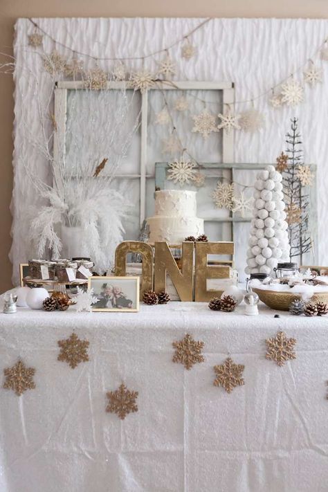 Rustic Winter ONEderland birthday party! See more party planning ideas at http://CatchMyParty.com! Winter Onederland Party Girl 1st Birthdays, Schnee Party, Winter Onederland Party Girl, First Birthday Winter, Winter Wonderland Birthday Party, Winter Onederland Birthday Party, Winter Onederland Party, Onederland Birthday Party, Winter Wonderland Birthday