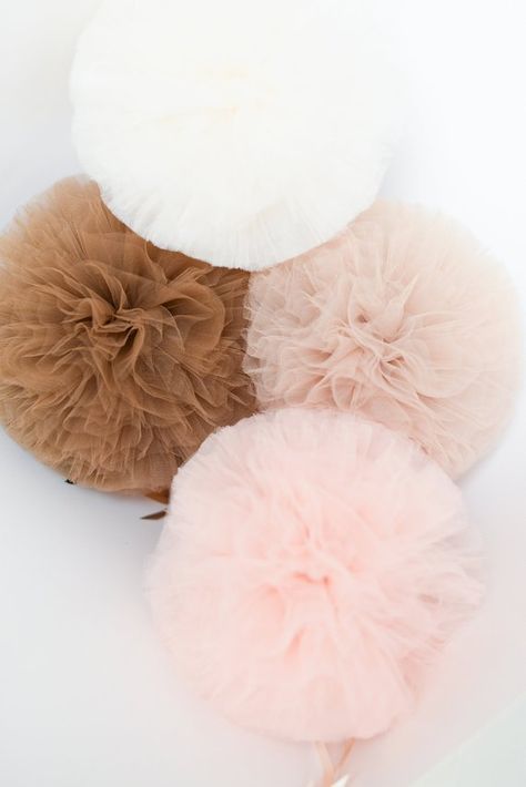 Pompon Tulle, Tulle Pompoms, Rustic Shabby Chic Decor, Wedding Pom Poms, Blush Wedding Decor, Tulle Poms, Tulle Balls, Barn Wedding Decorations, Lamb Decorations