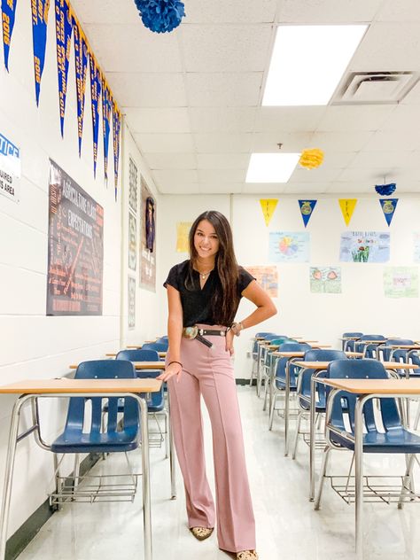 Comfy Classroom, Ag Teacher Outfits, Western Work Outfit, Western Business Casual, Student Teaching Outfits, Teacher Attire, Cute Teacher Outfits, New Semester, Spring Teacher Outfits