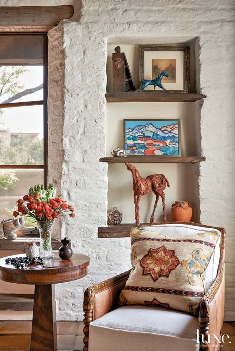 A Spanish Colonial Santa Fe Dwelling with Old-World Elements - Luxe Interiors + Design Spanish Accent Wall, Southwest Living, Condo Renovation, Santa Fe Home, Spanish Modern, Design Homes, Latest Interior Design Trends, Southwestern Home, Navajo Style