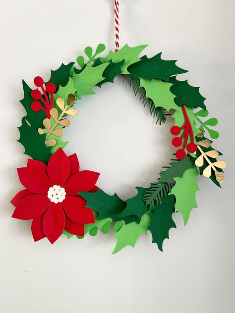 Construction Paper Wreath, Christmas Dye Decorations, Xmas Paper Decorations, Suspension Noel Diy, Couronne Noel Diy, Christmas Paper Wreath, Cardboard Wreath, Christmas Wreath Paper, Paper Plate Wreath