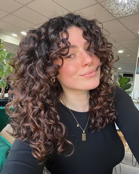 Brittany Minetti on Instagram: "chocolate cherry cola 🍫🍒🥤  went even darker this week with @milk.honey.hair 🤭  📍 @milkhoneysoul (Springfield, NJ)   use code “BRITTMINETTI15” to get 15% off when you book a curly service 🤍   #curlyhaircut #curlycut #curlyhairtransformation" Milk Honey Hair, Cherry Brown Hair, Curly Hair Techniques, Curly Bob Haircuts, Natural Curly Hair Cuts, Highlights Curly Hair, Bob Haircut Curly, Layered Curly Hair, Brown Curly Hair