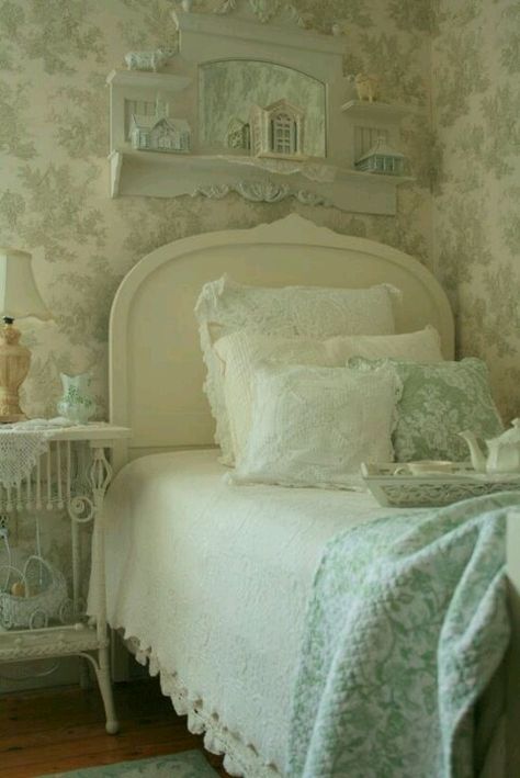 Relaxing bedroom Small Guest Room, Shabby Chic Bedrooms, Dreamy Bedrooms, House Decorating, Chic Bedroom, Cottage Living, Shabby Cottage, Shabby Vintage, Shabby Chic Homes