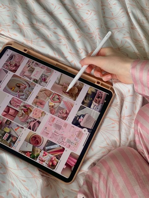 Girly Ipad Aesthetic, Ipad Apple Pencil Aesthetic, Pink Ipad And Apple Pencil, Ipad With Pencil Aesthetic, Ipad And Pencil Aesthetic, Ipad Girly Aesthetic, Ipad Pencil Aesthetic, Ipad Pinterest Aesthetic, Ipad Aesthetic Pictures