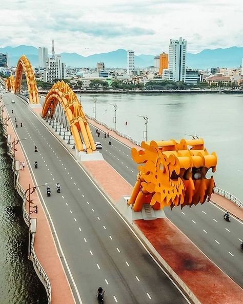 Dragon Bridge in Vietnam is undoubtedly one of the best highlights the city of Đà Nẵng has to offer. It's built over the mighty Han river which itself empties into the South China Sea. Over the years it has become an iconic image of Danang that no visitor should miss...~.~ Buddhist Pagoda, Danang Vietnam, Han River, Danang, South China Sea, Minecraft Architecture, Learning Platform, Trotter, Vietnam Travel