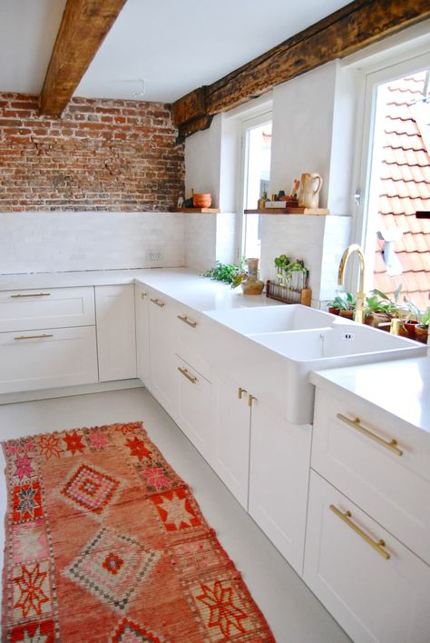 Post Image White Kitchen Ideas, Modern White Kitchen, Wooden Beams Ceiling, Amsterdam Houses, Vintage Teak Sideboard, Gold Knobs, Bohemian Kitchen, Diy Plumbing, Wooden Ceilings