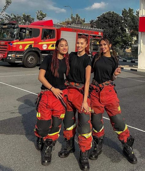 Fire Fighter Outfit Women, Firefighter Outfit Women, Female Fire Fighter, Women Firefighters Pictures, Emt Paramedic Outfit, Women In Firefighting, Firefighter Aesthetic Woman, Fire Fighter Uniform, Female Firefighter Costume