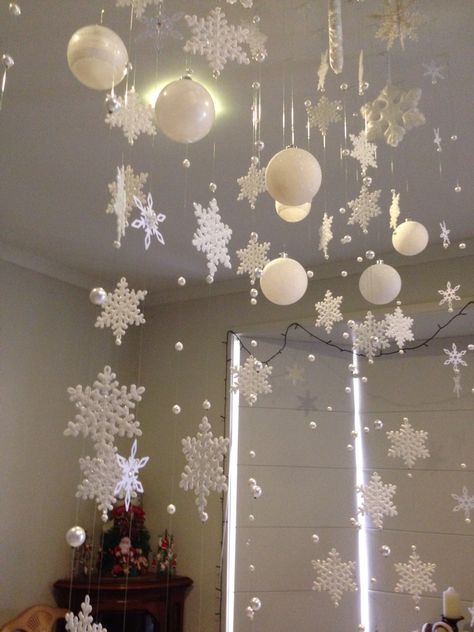 Christmas Snow Flakes Decoration, Snow Day Decorations, Falling Snow Decoration, Let It Snow Theme Decor, Christmas Class Decorations Ideas, Snow Flake Decoration, Snow Table Decorations, Snow Theme Christmas Decorations, Winter Wonderland House Decor